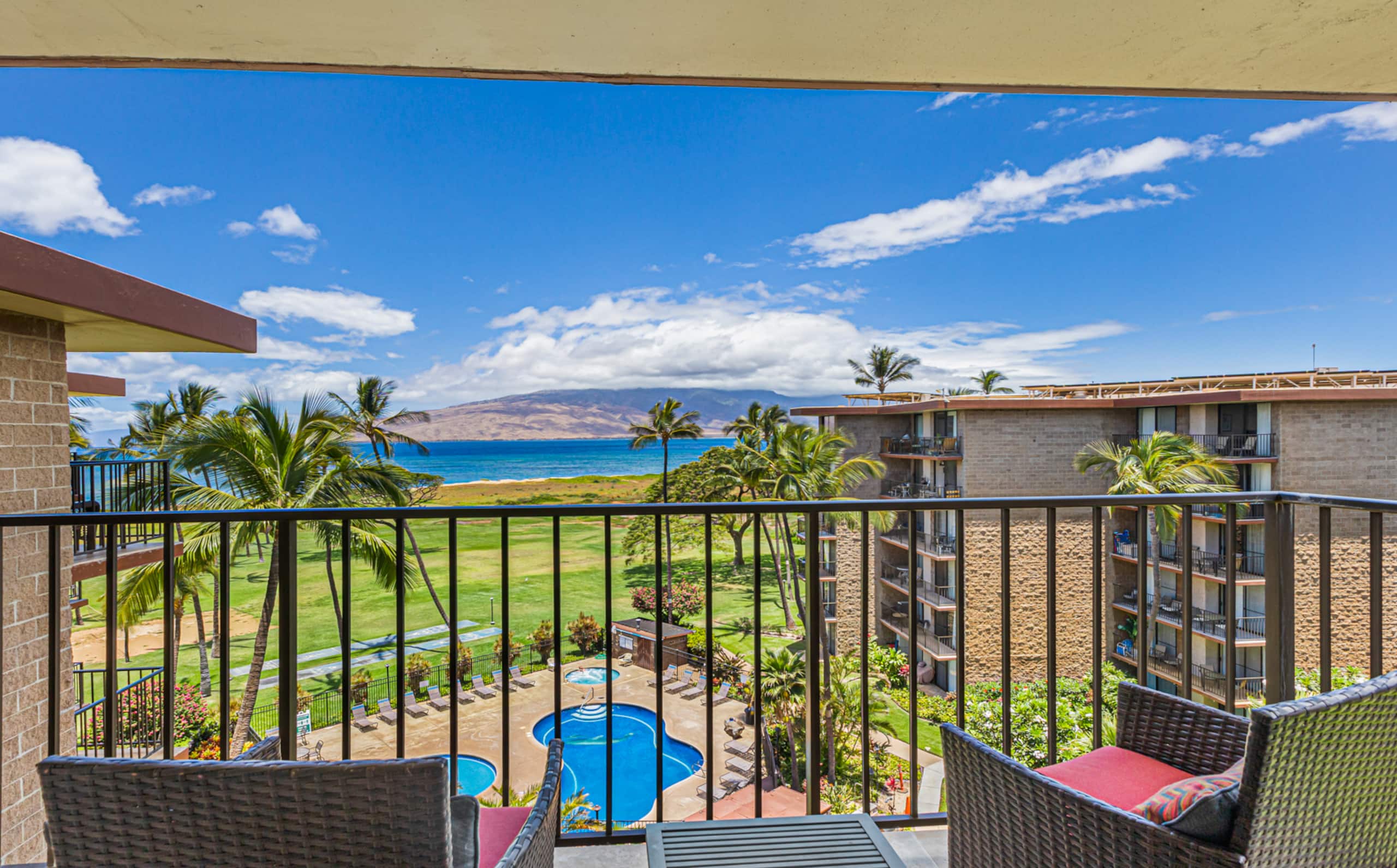 Oceanfront top floor, Stunning views - Image 11