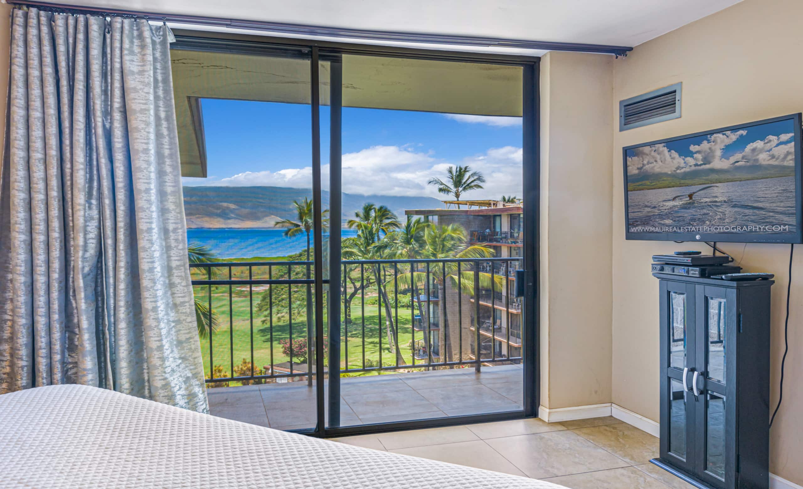 Oceanfront top floor, Stunning views - Image 6