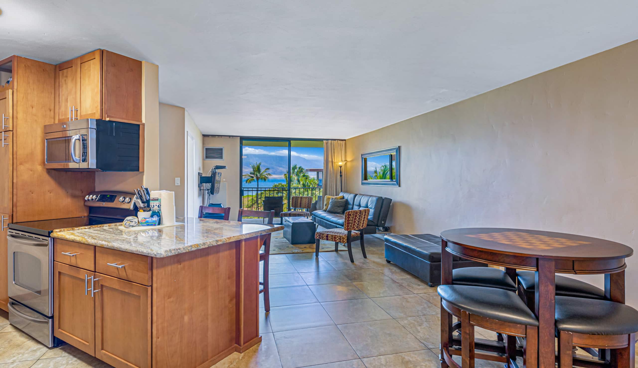 Oceanfront top floor, Stunning views - Image 13