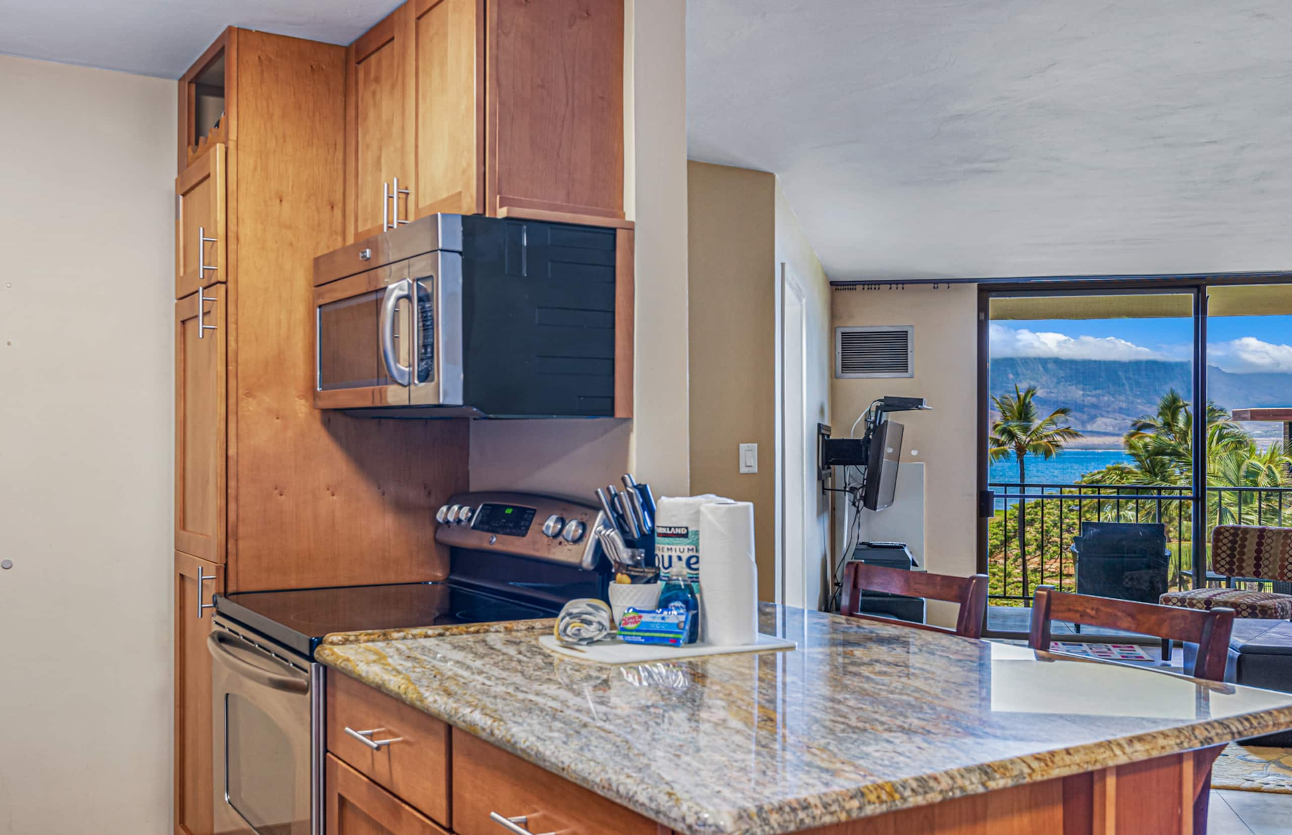 Oceanfront top floor, Stunning views - Image 4