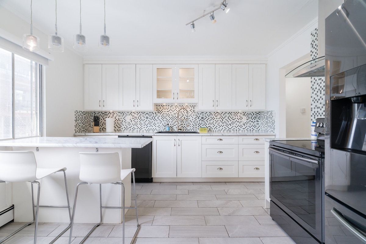 Refreshing Main St - Mount Pleasant 3Br Home