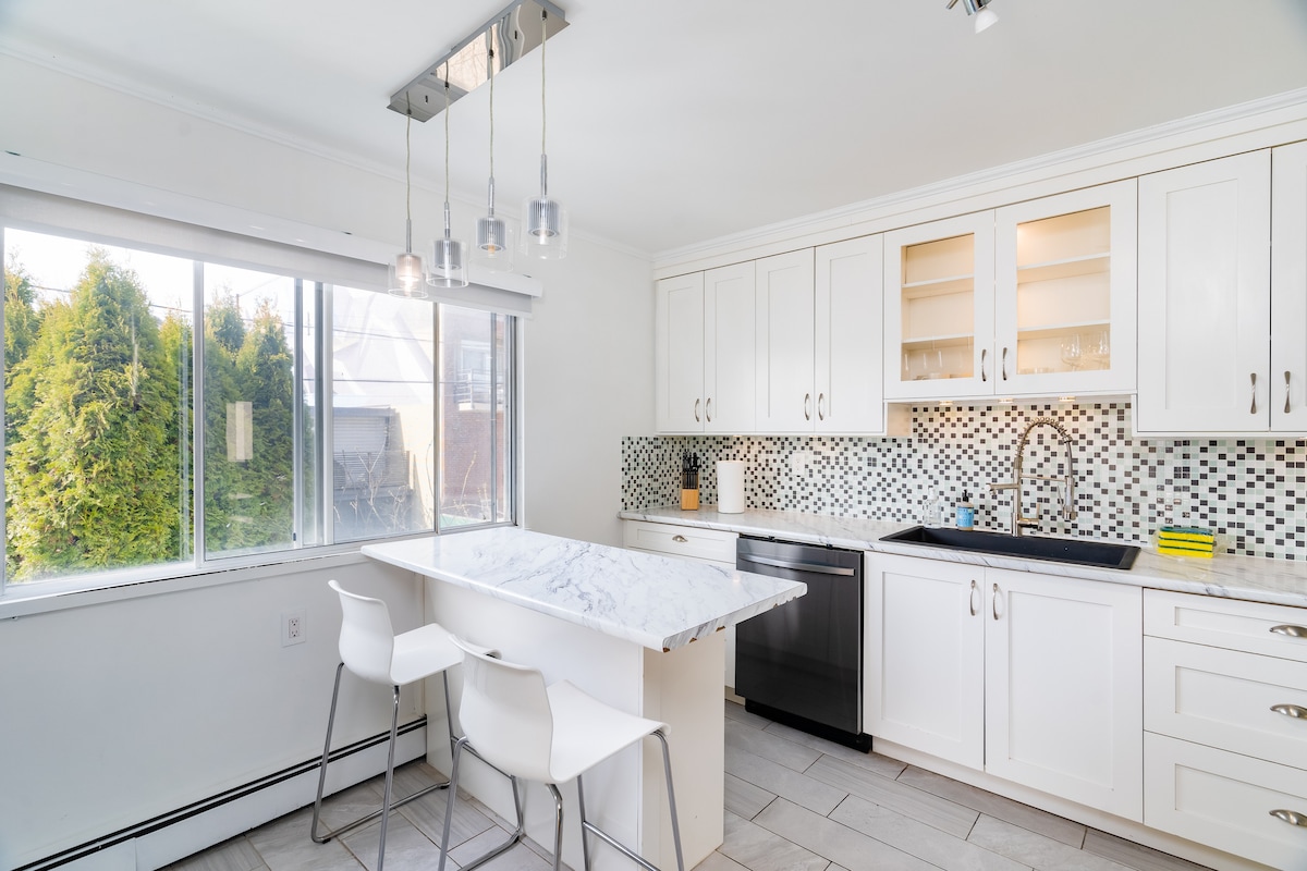 Refreshing Main St - Mount Pleasant 3Br Home