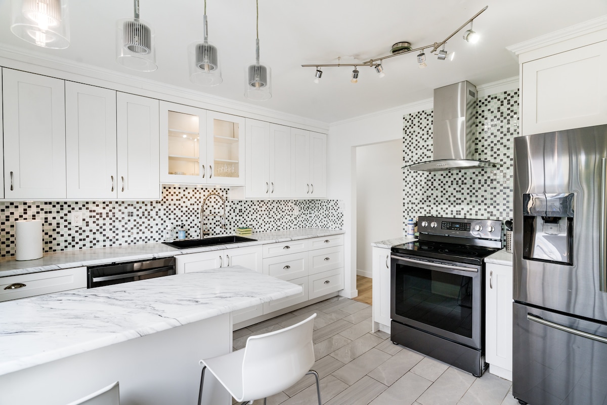 Refreshing Main St - Mount Pleasant 3Br Home