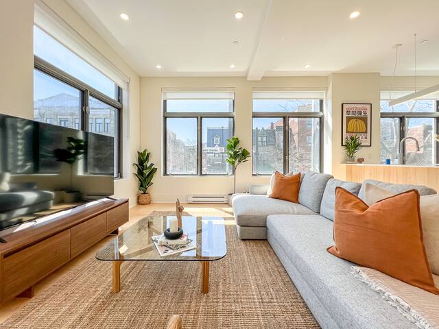 Luxurious 2BR – Plateau Mont-Royal 201 gallery image 2