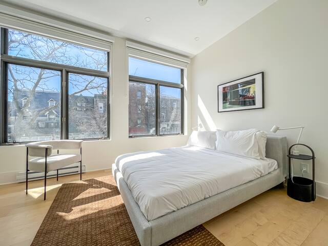 Luxurious 2BR – Plateau Mont-Royal 201 gallery image 4