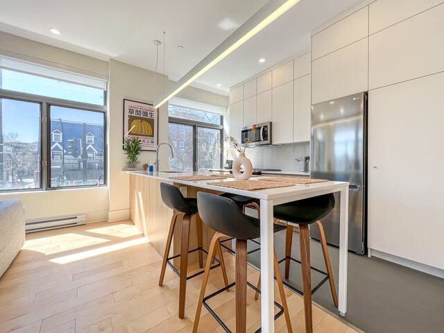 Luxurious 2BR – Plateau Mont-Royal 201 gallery image 3