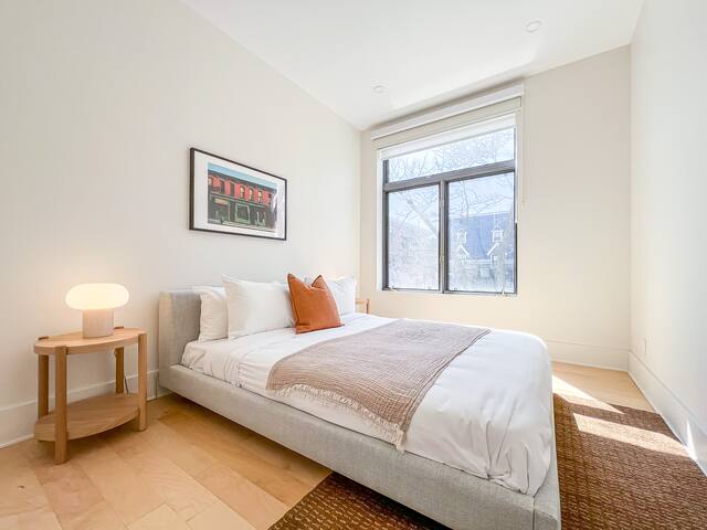 Luxurious 2BR – Plateau Mont-Royal 201 gallery image 5
