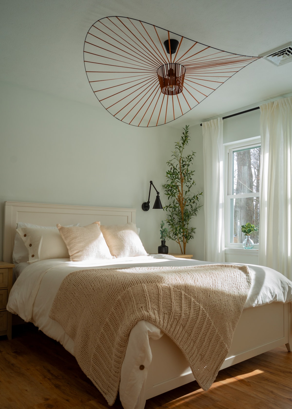 Farmhouse Haven, ALIAS, Queen Bedroom ADA sa nachádza na 1. poschodí.