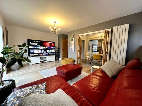 4 Bedroom Detached House with Double driveway