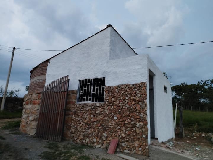 غرفة إضافية داخل قطعة الأرض، تحتوي على 3 أسرّة مزدوجة وحمام واحد (1)