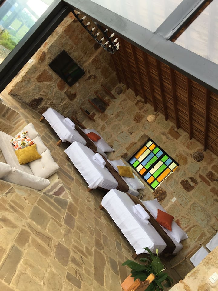 غرفة نوم رئيسية تضم 3 أسرّة مزدوجة