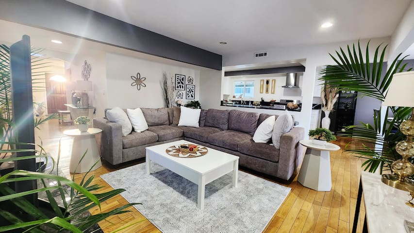 Stylish Home with Gorgeous Swimming Pool