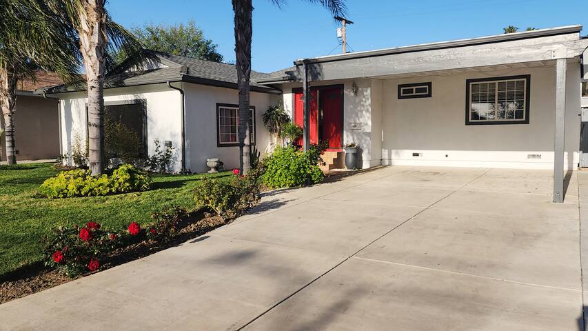 Stylish Home with Gorgeous Swimming Pool gallery image 2