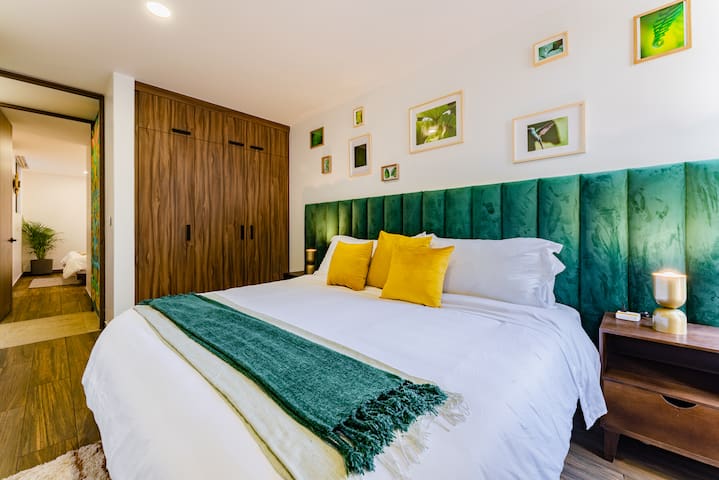 Stylish Apartment, Panoramic Views, Gym Access