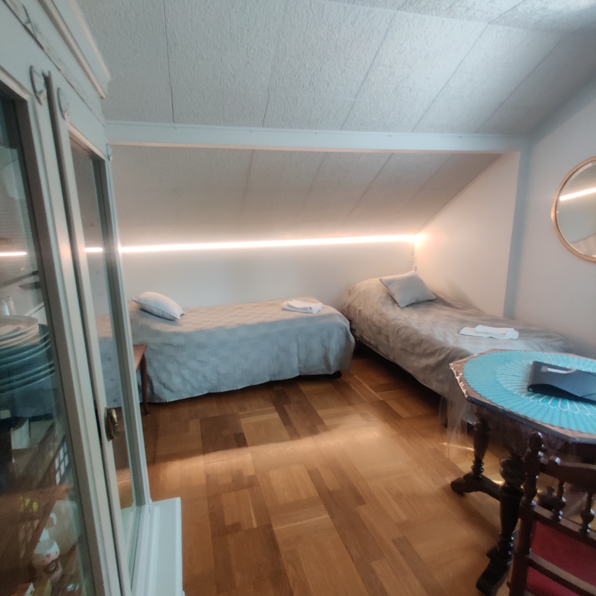 住宿房间有两张成人单人床、桌椅、盘子、咖啡和电水壶、小冰箱和烤面包机。 为狗准备的杯子和睡眠托盘。 打开带蚊帐的窗户。面积约12平方米，毗邻厨房。 