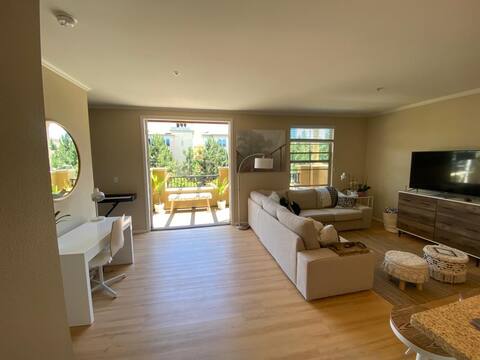 Cozy Sunlit Earth Studio with Resort Living