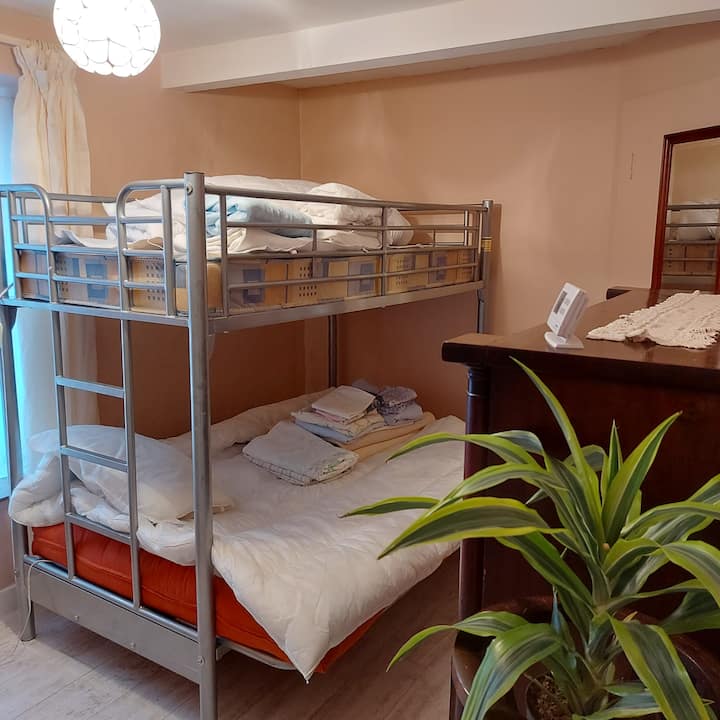 تحتوي غرفة النوم هذه على سرير مزدوج/مفرد، وصندوق أدراج عتيق كبير وخزانة ملابس لتعليق الملابس. كما هو الحال مع الغرف الأخرى، يحتوي على لوحة تدفئة حمراء يتم التحكم فيها حراريًا، يمكن ضبطها بسهولة من قبل الضيوف لتوفير الراحة الكاملة للتدفئة