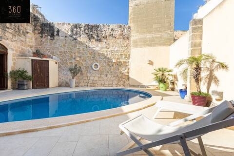 A stunning, townhouse with magnificent pool area !