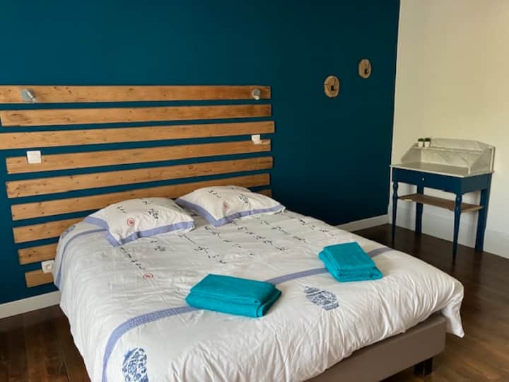 Louis XIV Room
1 x 160 X 200 BED
1 crib 
1 office space