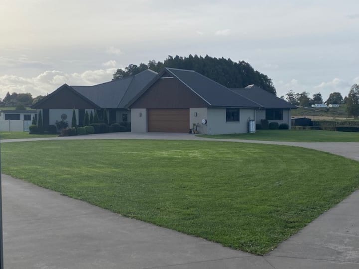 Modern, Spacious Country Retreat Houses for Rent in Rukuhia, Waikato, New Zealand Airbnb