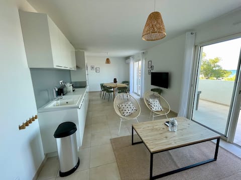 Large apartment "Feet in the water"