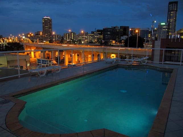 South Brisbane modern apartment gallery image 3