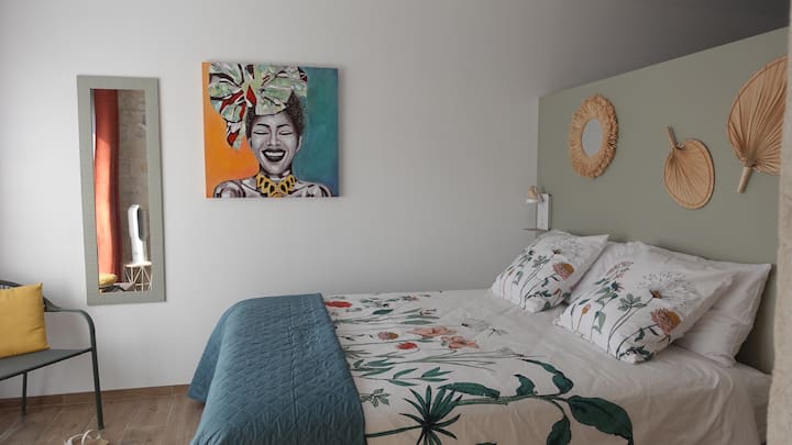 Chumba cha kulala. Pamoja na matandiko ya hali ya juu na
bafu lake la ndani