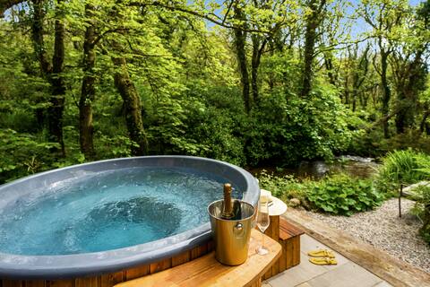 Artist Cottage by the Beach - Fire, HotTub & Sauna