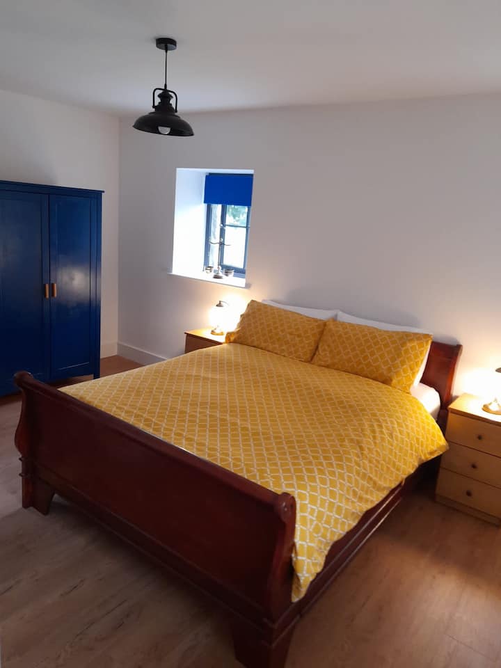 Dormitorio 3. Cama tamaño king. Baño completo en la habitación. Coloca una cama para niños pequeños si es necesario. 