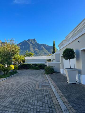 Elgin Townhouse – Excellent Location