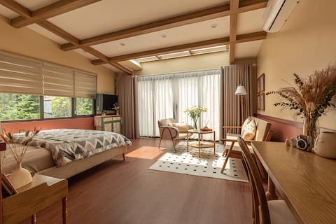 One Day homestay couple room with balcony bathtub