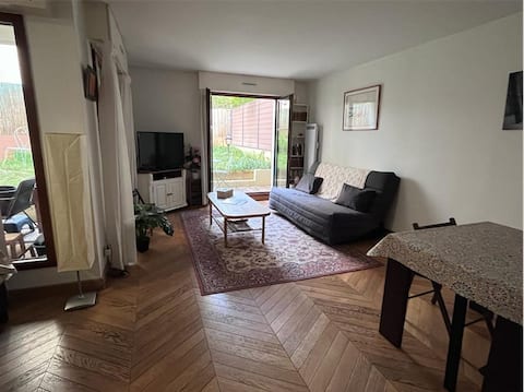 Successful Airbnb property: Downtown garden-level apartment in Maisons Laffitte