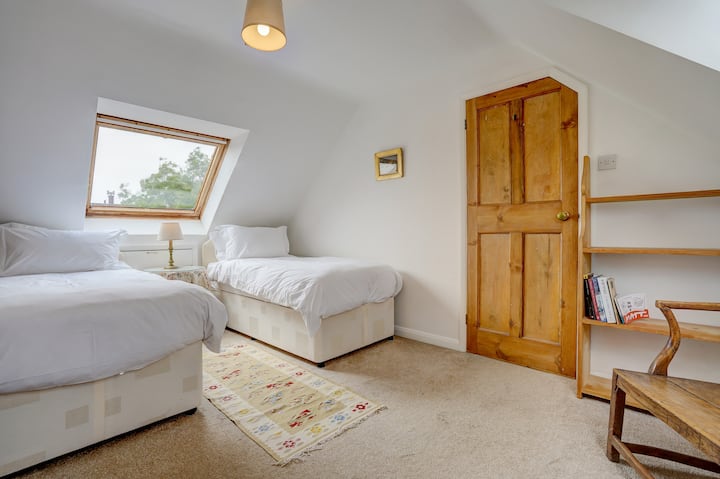 ห้องนอน 2 เตียงคู่เตียงคู่หรือเตียงคู่ขนาดใหญ่พิเศษ