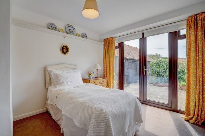 ห้องนอน 5 เตียงเดี่ยวมีห้องน้ำในตัวพร้อมฝักบัวอาบน้ำไฟฟ้า