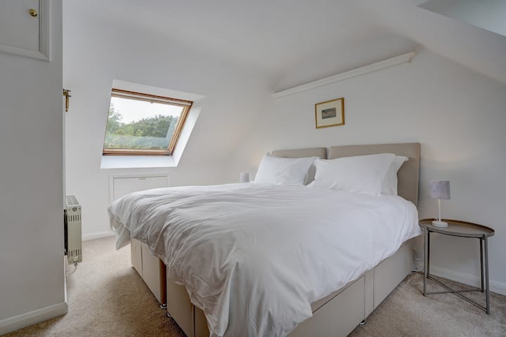 ห้องนอน 4 เตียงคู่หรือเตียงคู่ขนาดใหญ่พิเศษ