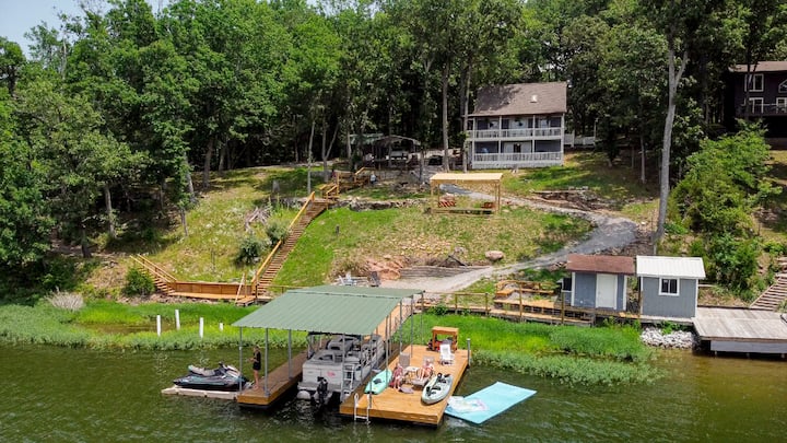 Lakefront with
Stunning Views!