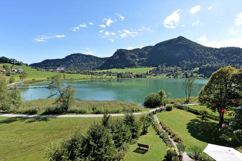 Terrace apartment for two in direct lake location