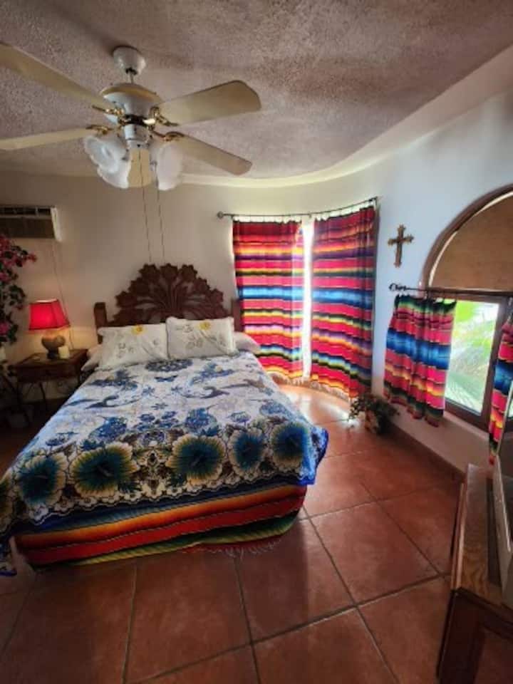 Dormitorio #2 en la planta superior: cama doble tamaño queen