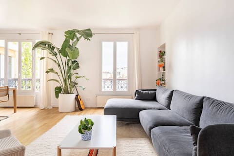 Top Airbnb: Bright and spacious 3BR, Canal St Martin in Paris 11e Arrondissement