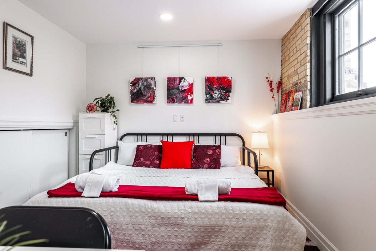 Спете в изисканост: спалните ни съчетават лукс с очарованието на Стратфорд, Онтарио. Само на моменти от фестивала Стратфорд и исторически забележителности, те предлагат спокойно място за отдих за всеки пътешественик