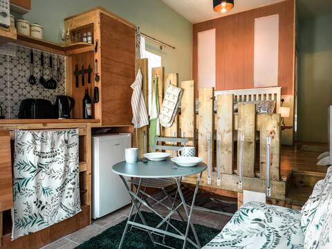 Popular Airbnb listing: Quirky Studio Annex in Charming Safe Neighbourhood in Chapel Allerton