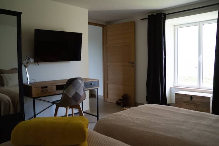 Habitación SELENE en la planta baja
2 camas de 90 cm o posibilidad de una cama de 180 cm.
17 m2