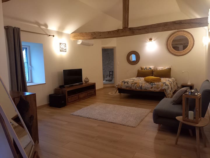 Suite principal OSHUN y su baño privado con ducha y acceso a la pequeña torre.
Primer piso.
2 personas. cama de 160 cm
con capacidad para una tercera persona en cama de 90 cm.
40 m2
