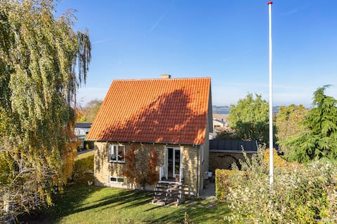Beautiful, authentic house with fjord view