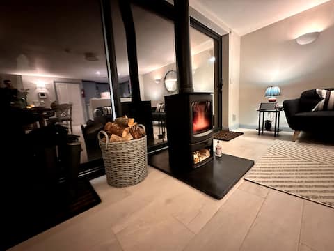 Stunning Spring Cottage, Little Haven