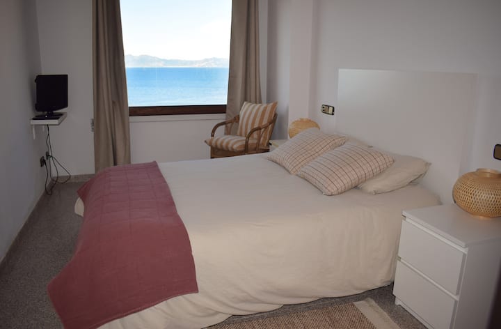 Picha ya chumba cha kulala cha ndani. Kuna mabafu mawili, lakini moja tu katika chumba hiki lina bafu, na kufanya sakafu iwe bora kwa familia.
Bahari inaonekana kutoka pembe zote za nyumba.