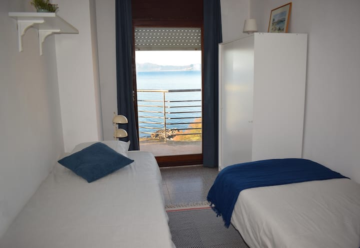 Mwonekano wa chumba mara mbili. Chumba hiki kina ufikiaji wa roshani inayounganisha na sebule, na ambayo ni meza ya bistro iliyo na viti, inayofaa kwa kifungua kinywa. 