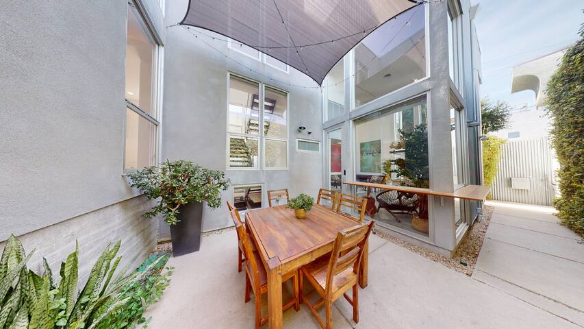 Hip Modern Architectural Loft Home By The Beach gallery image 5