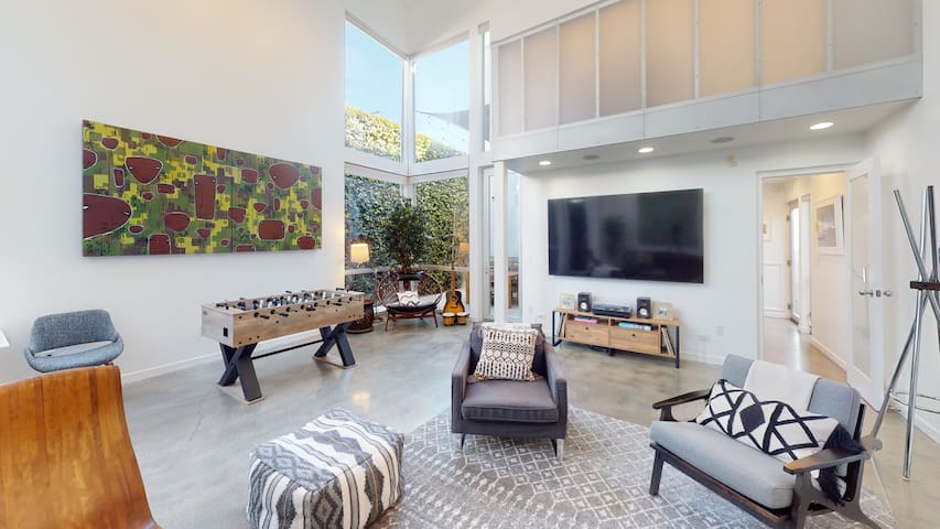 Hip Modern Architectural Loft Home By The Beach