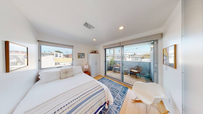 Hip Modern Architectural Loft Home By The Beach gallery image 4